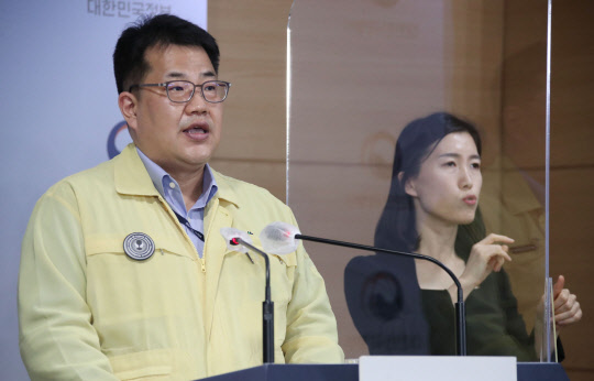 손영래 중앙사고수습본부 사회전략반장이 24일 정부서울청사에서 코로나19 대응 현황 등에 대해 비대면 정례브리핑을 하고 있다.  연합뉴스